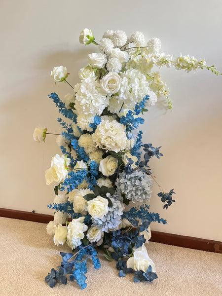 White and blue flower arrangement set