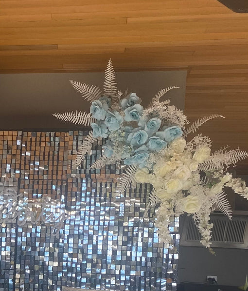 White & blue flowers arrangement